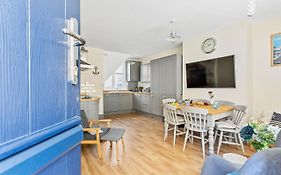 Captains Cottage - Stylish Cottage, Level Location, In The Heart Of Dartmouth